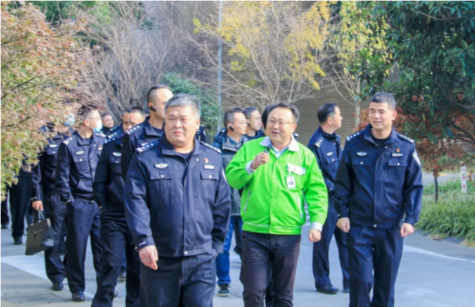 海寧市公安局政委鄭建民一行參觀圣奧辦公家具海寧基地