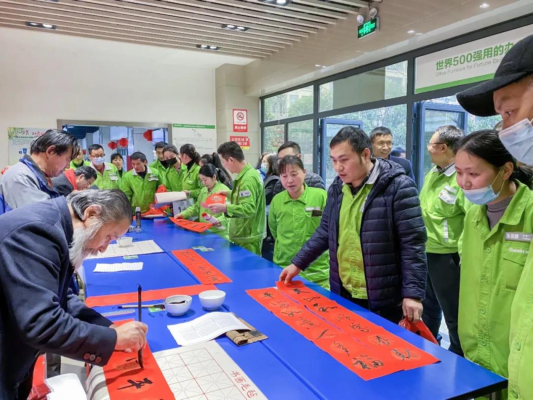 海寧市關(guān)工委、尖山新區(qū)總工會到戀尚家送春聯(lián)、送祝福